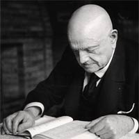 An older Jean Sibelius enjoying a book